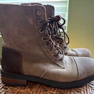 Ugg Kilmer Winter Boots. Women’s size 7.5 fit like 7. Excellent condition.